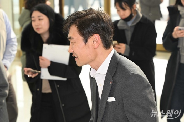 김종열 롯데컬처웍스 대표가 15일 오후 서울 송파구 롯데월드타워에서 열린 '2026 상반기 롯데 VCM (Value Creation Meeting·옛 사장단회의)'에 참석하기 위해 회의장으로 이동하고 있다. 사진=강민석 기자 kms@newsway.co.krnewsway.co.kr