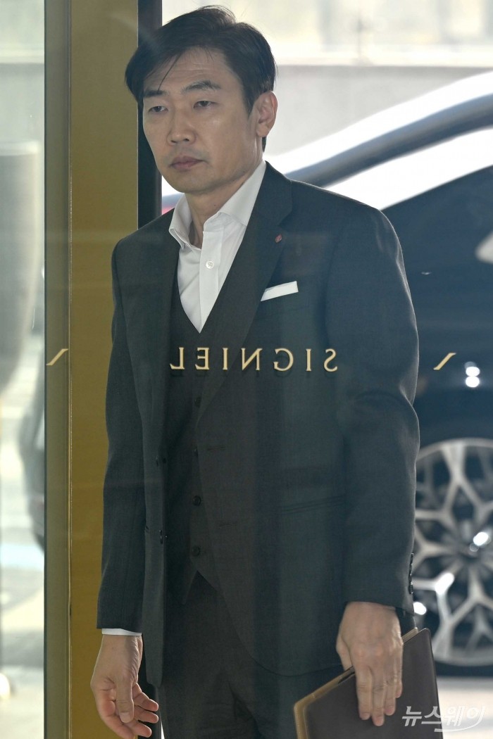 김종열 롯데컬처웍스 대표가 15일 오후 서울 송파구 롯데월드타워에서 열린 '2026 상반기 롯데 VCM (Value Creation Meeting·옛 사장단회의)'에 참석하기 위해 회의장으로 이동하고 있다. 사진=강민석 기자 kms@newsway.co.krnewsway.co.kr