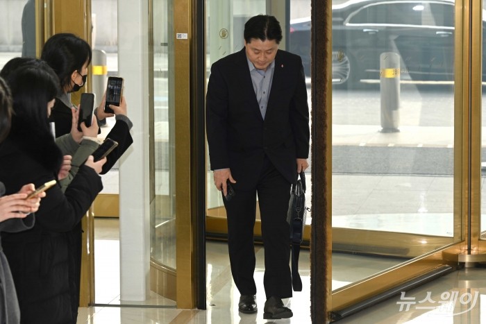 이원택 롯데GRS 대표이사가 15일 오후 서울 송파구 롯데월드타워에서 열린 '2026 상반기 롯데 VCM (Value Creation Meeting·옛 사장단회의)'에 참석하기 회의장으로 이동하던 중 잠시 고개를 숙여 인사를 하고 있다. 사진=강민석 기자 kms@newsway.co.krnewsway.co.kr