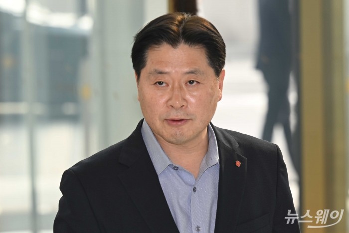 이원택 롯데GRS 대표이사가 15일 오후 서울 송파구 롯데월드타워에서 열린 '2026 상반기 롯데 VCM (Value Creation Meeting·옛 사장단회의)'에 참석하기 위해 회의장으로 이동하고 있다. 사진=강민석 기자 kms@newsway.co.krnewsway.co.kr