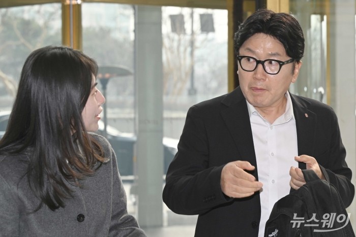 박재영 롯데제이티비 대표이사가 15일 오후 서울 송파구 롯데월드타워에서 열린 '2026 상반기 롯데 VCM (Value Creation Meeting·옛 사장단회의)'에 참석하기 위해 회의장으로 이동하고 있다. 사진=강민석 기자 kms@newsway.co.krnewsway.co.kr