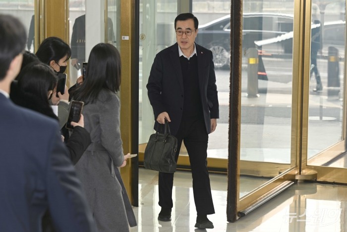 정기호 롯데상사 대표이사가 15일 오후 서울 송파구 롯데월드타워에서 열린 '2026 상반기 롯데 VCM (Value Creation Meeting·옛 사장단회의)'에 참석하기 위해 회의장으로 이동하고 있다. 사진=강민석 기자 kms@newsway.co.krnewsway.co.kr