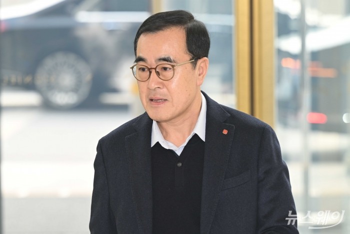 정기호 롯데상사 대표이사가 15일 오후 서울 송파구 롯데월드타워에서 열린 '2026 상반기 롯데 VCM (Value Creation Meeting·옛 사장단회의)'에 참석하기 위해 회의장으로 이동하고 있다. 사진=강민석 기자 kms@newsway.co.krnewsway.co.kr