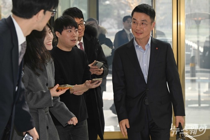 최인태 롯데피플네트웍스 대표가 15일 오후 서울 송파구 롯데월드타워에서 열린 '2026 상반기 롯데 VCM (Value Creation Meeting·옛 사장단회의)'에 참석하기 위해 회의장으로 이동하고 있다. 사진=강민석 기자 kms@newsway.co.krnewsway.co.kr