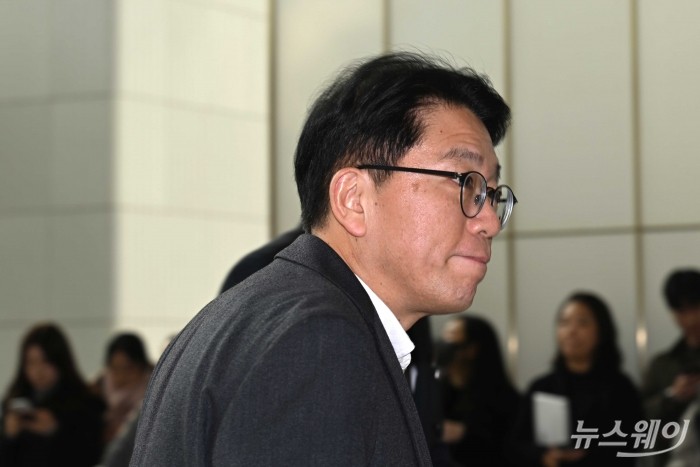 박경선 롯데MCC 대표가 15일 오후 서울 송파구 롯데월드타워에서 열린 '2026 상반기 롯데 VCM (Value Creation Meeting·옛 사장단회의)'에 참석하기 위해 회의장으로 이동하고 있다. 사진=강민석 기자 kms@newsway.co.kr