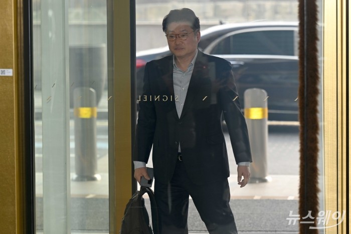 김태현 롯데네슬레 대표가 15일 오후 서울 송파구 롯데월드타워에서 열린 '2026 상반기 롯데 VCM (Value Creation Meeting·옛 사장단회의)'에 참석하기 회의장으로 이동하고 있다. 사진=강민석 기자 kms@newsway.co.kr