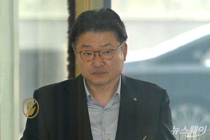 김태현 롯데네슬레 대표가 15일 오후 서울 송파구 롯데월드타워에서 열린 '2026 상반기 롯데 VCM (Value Creation Meeting·옛 사장단회의)'에 참석하기 회의장으로 이동하고 있다. 사진=강민석 기자 kms@newsway.co.kr