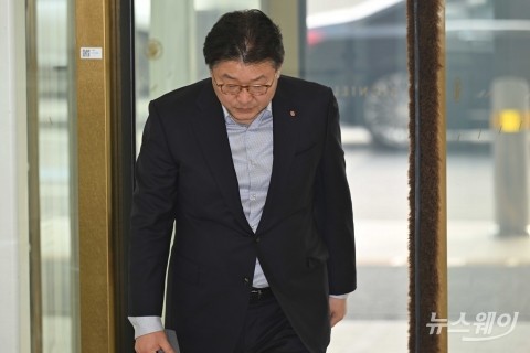 고개 숙여 인사하는 김태현 롯데네슬레 대표