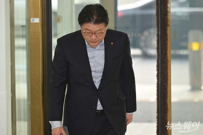 김태현 롯데네슬레 대표가 15일 오후 서울 송파구 롯데월드타워에서 열린 '2026 상반기 롯데 VCM (Value Creation Meeting·옛 사장단회의)'에 참석하기 위해 회의장으로 이동하며 고개를 숙여 인사를 하고 있다. 사진=강민석 기자 kms@newsway.co.kr