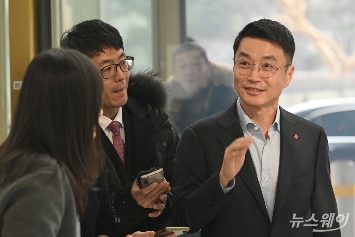 최인태 롯데피플네트웍스 대표가 15일 오후 서울 송파구 롯데월드타워에서 열린 '2026 상반기 롯데 VCM (Value Creation Meeting·옛 사장단회의)'에 참석하기 위해 회의장으로 이동하고 있다. 사진=강민석 기자 kms@newsway.co.krnewsway.co.kr