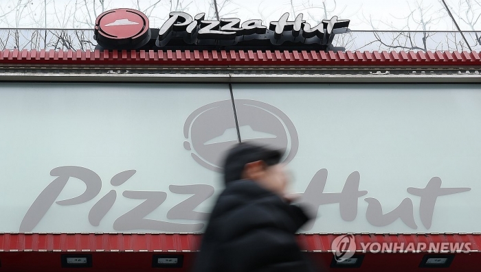 한국피자헛 본사가 가맹점주들에게 받아온 차액가맹금 수백억원을 돌려줘야 한다는 대법원 판단이 나왔다. 대법원 3부(주심 이흥구 대법관)는 15일 한국피자헛 가맹점주 94명이 본사를 상대로 낸 부당이득금 반환 청구 소송 상고심에서 원고 일부 승소한 원심 판결을 확정했다. 사진=연합뉴스