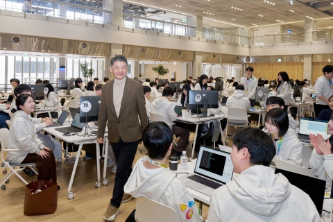 김범수 카카오 창업자, 신입 공채 교육현장 깜짝 방문···'실행·도전' 강조