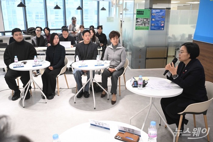 한성숙 중소벤처기업부 장관이 16일 오전 서울 종로구 창신코워킹스페이스에서 열린 제8차 소상공인 릴레이 간담회에서 모두발언을 하고 있다. 사진=강민석 기자 kms@newsway.co.krnewsway.co.kr