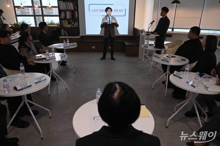 김용진 소상공인연구원 전문위원이 16일 오전 서울 종로구 창신코워킹스페이스에서 열린 제8차 소상공인 릴레이 간담회에서 발표를 하고 있다. 사진=강민석 기자 kms@newsway.co.krnewsway.co.kr