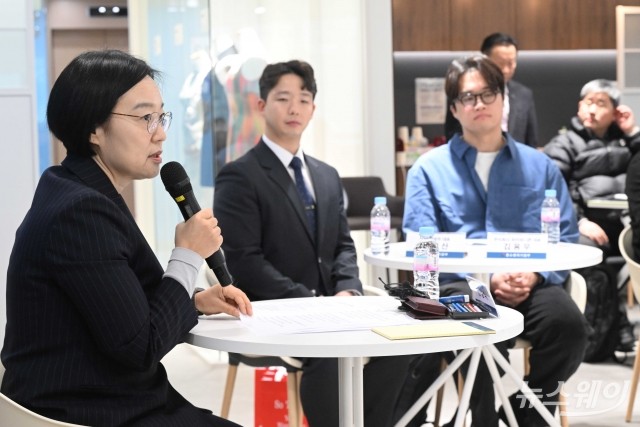 소공인들 만난 한성숙 중기부 장관 "특성에 맞게 디지털 전환 지원"