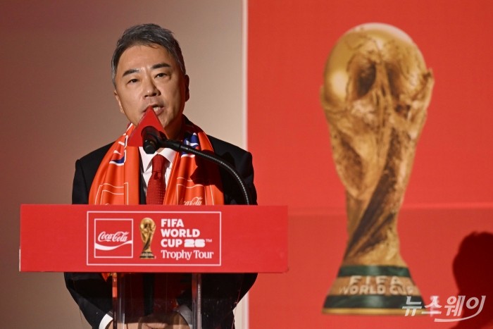 이준엽 한국코카콜라 대표이사가 16일 오후 서울 용산구 CGV 용산아이파크몰에서 열린 'FIFA 월드컵™ 트로피 투어 by 코카-콜라' 공개 기자간담회에서 환영사를 하고 있다. 사진=강민석 기자 kms@newsway.co.kr