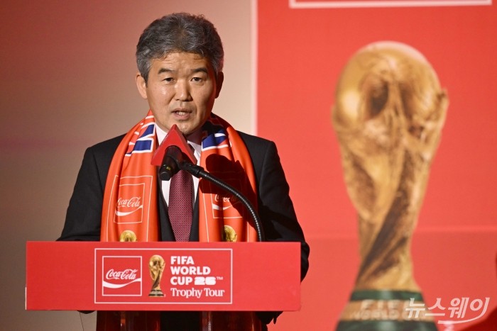 김승희 축구협회 전무이사가 16일 오후 서울 용산구 CGV 용산아이파크몰에서 열린 'FIFA 월드컵™ 트로피 투어 by 코카-콜라' 공개 기자간담회에서 축사를 하고 있다. 사진=강민석 기자 kms@newsway.co.kr