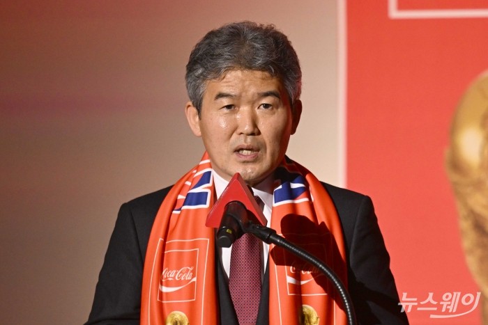 김승희 축구협회 전무이사가 16일 오후 서울 용산구 CGV 용산아이파크몰에서 열린 'FIFA 월드컵™ 트로피 투어 by 코카-콜라' 공개 기자간담회에서 축사를 하고 있다. 사진=강민석 기자 kms@newsway.co.kr