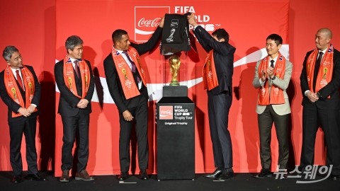'FIFA 월드컵 오리지널 트로피' 베일 벗기는 차범근·지우베르투 시우바
