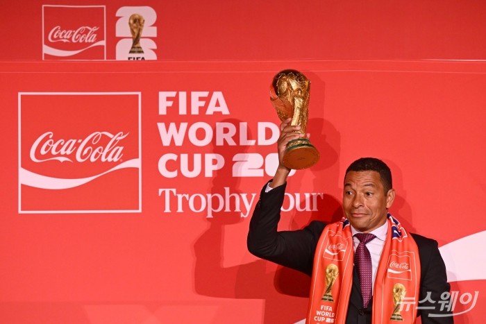 지우베르투 시우바 FIFA 글로벌 홍보대사 겸 전 브라질 축구 국가대표 선수가 16일 오후 서울 용산구 CGV 용산아이파크몰에서 열린 'FIFA 월드컵™ 트로피 투어 by 코카-콜라' 공개 기자간담회에서 오리지널 트로피를 들어 보이고 있다. 사진=강민석 기자 kms@newsway.co.kr