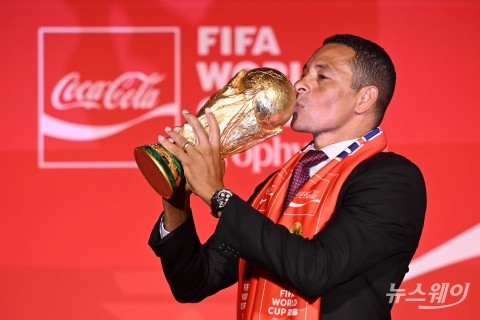 FIFA 월드컵™ 오리지널 트로피 입맞춤 하는 지우베르투 시우바