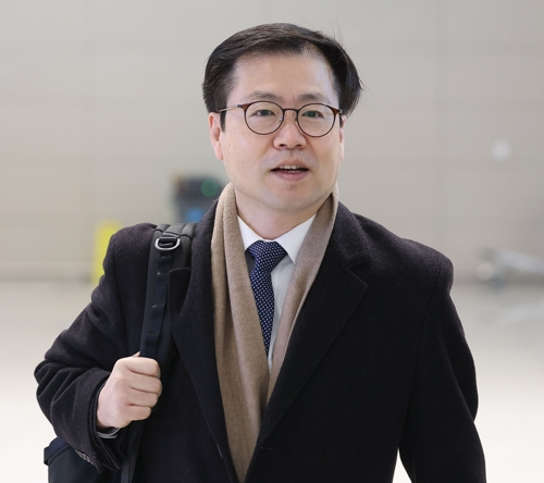 여한구 통상교섭본부장이 지난 11일 제이미슨 그리어 미국 무역대표부(USTR) 대표 등과 면담을 위해 인천국제공항 제2여객터미널에서 미국 워싱턴으로 출국하고 있다. 사진=연합뉴스