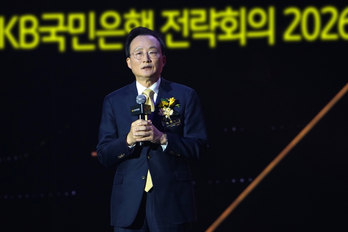 지난 17일 일산 킨텍스 제1전시장에서 열린 'KB국민은행 전략회의 2026'에서 이환주 KB국민은행장이 발표하고 있다. 사진=KB국민은행