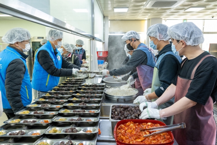 광양제철소 '광양 포철공고 사랑나눔봉사단'이 19일 지역 소외계층을 위한 특별 배식 봉사활동을 하고 있다.