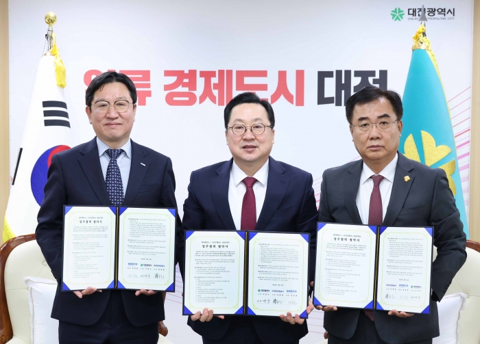 꿈씨패밀리와 화폐굿즈 공동브랜딩 업무협약을 체결한 성창훈 조폐공사 사장(왼쪽), 이장우 대전시장(가운데), 김용원 대전관광공사 사장이 협약서를 들고 기념촬영 하고 있다. 사진=한국조폐공사 제공