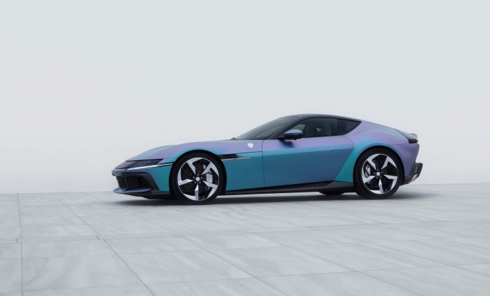 '윤슬' 색상이 적용된 페라리 12칠린드리 테일러메이드. 사진=페라리 제공