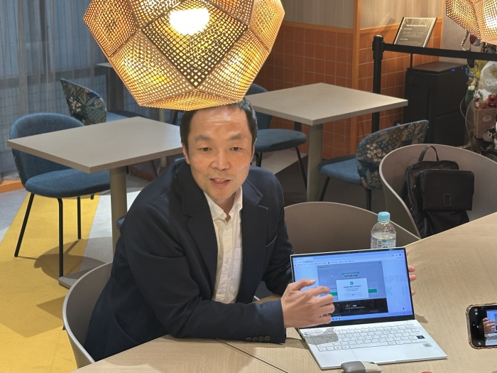 민경웅 스냅태그 대표가 자사 서비스를 시연하고 있다. 사진=강준혁 기자