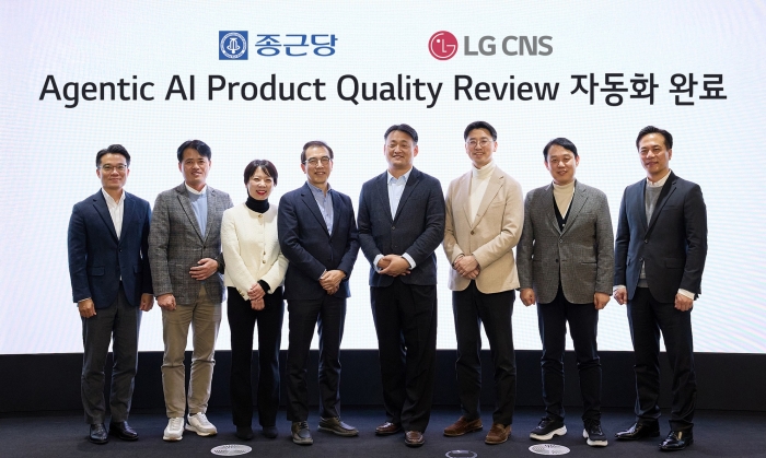 LG CNS AI클라우드사업부장 김태훈 부사장(오른쪽에서 4번째), 화학/전지사업부장 장민용 상무(오른쪽에서 3번째)가 종근당 관계자들과 함께 기념사진을 촬영하고 있는 모습. 사진=LG CNS 제공