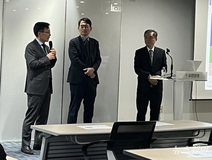 (왼쪽부터) 조학렬 유한양행 뉴 모달리티 부문장, 최영기 중앙연구소장, 김열홍 R&D 총괄 사장 / 사진=현정인 기자