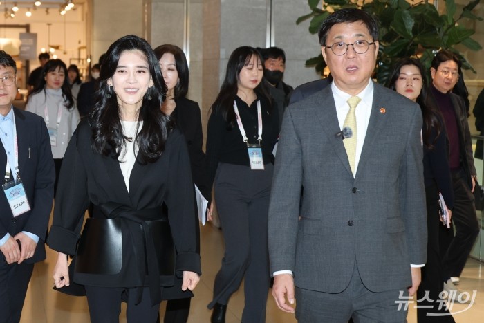 최휘영 문화체육관광부 장관과 이부진 한국방문의해위원장이 22일 오후 서울 여의도 더현대 서울에서 2026 코리아그랜드세일에 참여하는 '위글위글' 매장을 방문해 둘러보고 있다. 사진=이수길 기자 Leo2004@newsway.co.kr