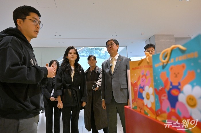 최휘영 문화체육관광부 장관과 이부진 한국방문의해위원장이 22일 오후 서울 여의도 더현대 서울에서 2026 코리아그랜드세일에 참여하는 '위글위글' 매장을 방문해 관계자의 설명을 듣고 있다. 사진=이수길 기자 Leo2004@newsway.co.kr