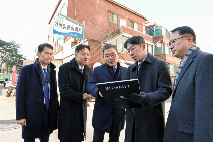 김보현 대우건설 사장(가운데)이 지난 22일 서울 성수4지구 일대를 찾아 임직원들과 사업계획을 확인하고 있다. 사진=대우건설