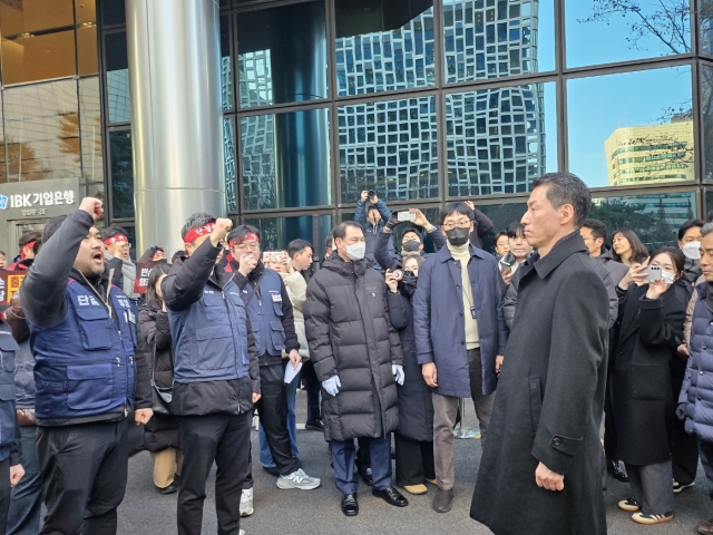 장민영 신임 기업은행장 , 노조 출근 저지에 3분 만에 발길 돌려