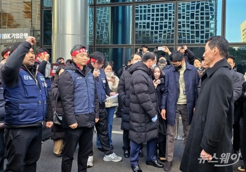 6일째 출근길 막힌 장민영 기업은행장 ···노사 갈등 '정기 인사'로 확산