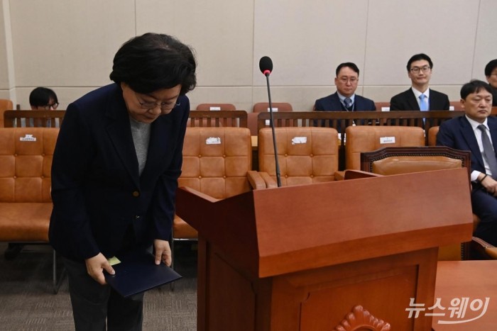 이혜훈 기획예산처 장관 후보자가 23일 오전 서울 여의도 국회 재정경제기획위원회에서 열린 인사청문회에서 선서하고 있다. 사진=이수길 기자 Leo2004@newsway.co.kr