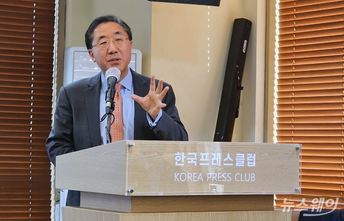 이남우 한국기업거버넌스포럼 회장이 23일 서울 중구 프레스센터에서 열린 '코스피 5000 시대, 지속 가능한 코리아 프리미엄을 위한 긴급 좌담회'에서 발언하고 있다.