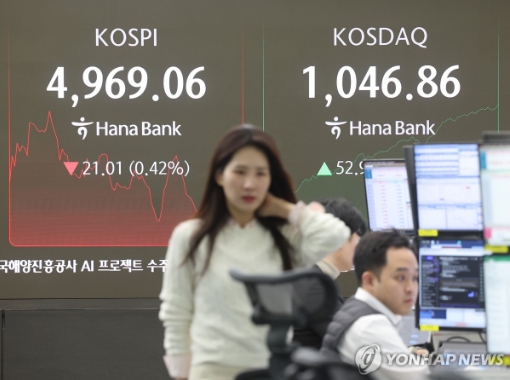 코스닥 급등에 매수 사이드카가 발동된 26일 서울 중구 하나은행 딜링룸 현황판에 코스닥 지수 등이 표시되고 있다. 사진=연합뉴스