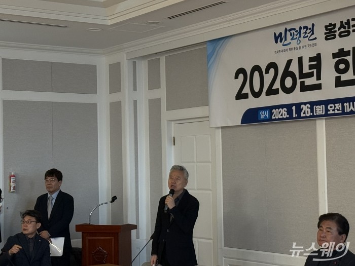 홍성국(가운데) 혜안리서치 대표가 26일 오전 서울 여의도 국회에서 열린 경제민주화와 평화통일을 위한 국민연대(민평련) 초청 강연회에서 '2026년 한국경제 현황과 전망'의 주제로 강연하고 있다.