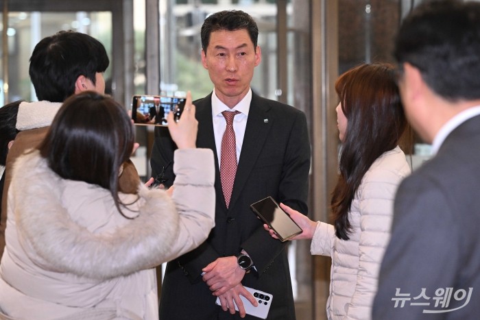 장민영 IBK기업은행장이 26일 오후 서울 중구 은행연합회에서 열린 '은행연합회 정기 이사회'에 참석하던 중 취재진의 질문에 답변을 하고 있다. 사진=강민석 기자 kms@newsway.co.kr