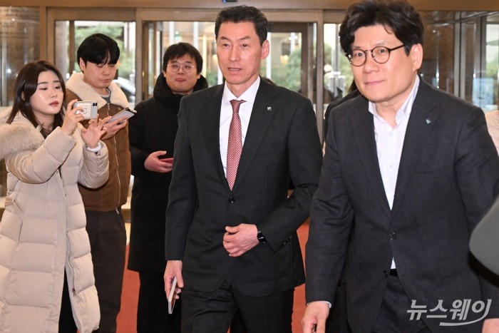 장민영 IBK기업은행장이 26일 오후 서울 중구 은행연합회에서 열린 '은행연합회 정기 이사회'에 참석하기 위해 이동하고 있다. 사진=강민석 기자 kms@newsway.co.kr