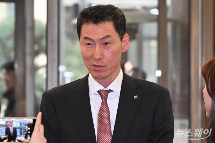 장민영 IBK기업은행장이 26일 오후 서울 중구 은행연합회에서 열린 '은행연합회 정기 이사회'에 참석하던 중 취재진의 질문에 답변을 하고 있다. 사진=강민석 기자 kms@newsway.co.kr