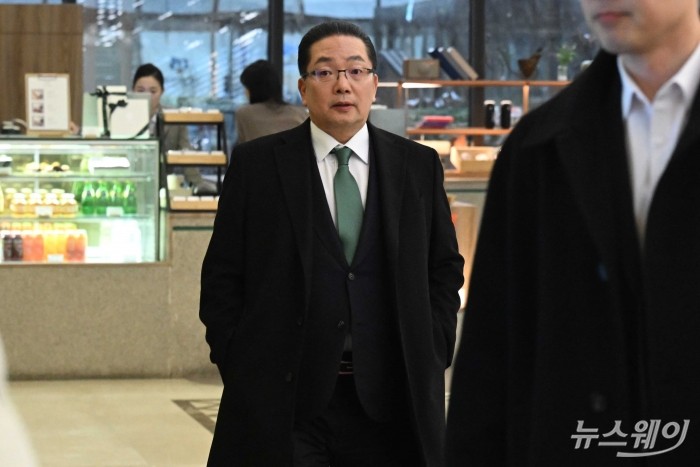 이호성 하나은행장이 26일 오후 서울 중구 은행연합회에서 열린 '은행연합회 정기 이사회'에 참석하기 위해 이동하고 있다. 사진=강민석 기자 kms@newsway.co.kr