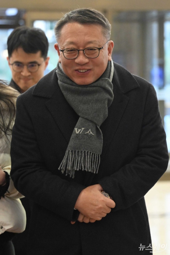 정진완 우리은행장이 26일 오후 서울 중구 은행연합회에서 열린 '은행연합회 정기 이사회'에 참석하기 위해 이동하고 있다. 사진=강민석 기자 kms@newsway.co.kr