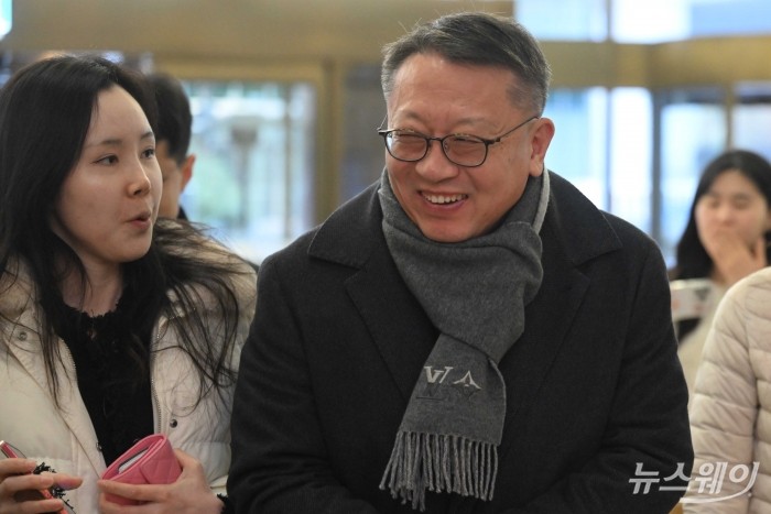 정진완 우리은행장이 26일 오후 서울 중구 은행연합회에서 열린 '은행연합회 정기 이사회'에 참석하기 위해 이동하고 있다. 사진=강민석 기자 kms@newsway.co.kr