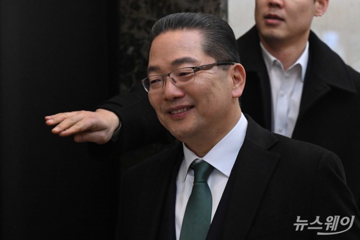 이호성 하나은행장이 26일 오후 서울 중구 은행연합회에서 열린 '은행연합회 정기 이사회'에 참석하기 위해 이동하고 있다. 사진=강민석 기자 kms@newsway.co.kr