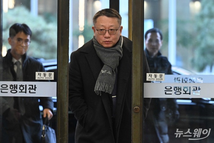 정진완 우리은행장이 26일 오후 서울 중구 은행연합회에서 열린 '은행연합회 정기 이사회'에 참석하기 위해 이동하고 있다. 사진=강민석 기자 kms@newsway.co.kr